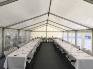 Partytält med stolar och bord